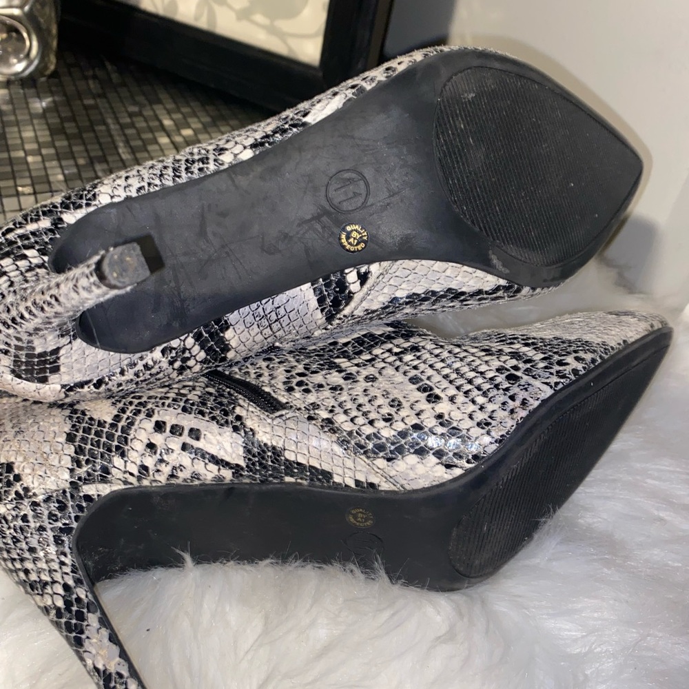 Worthington Gray and Black Ankle Booties Snakeskin Print - Picture 2 of 9